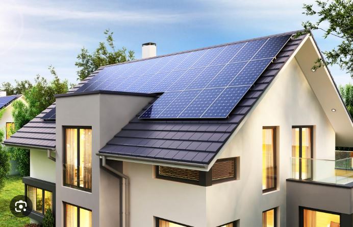 Maison équipée de panneaux solaires photovoltaïques